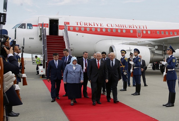 Türkischer Premierminister ist zu einem Staatsbesuch in Aserbaidschan angekommen